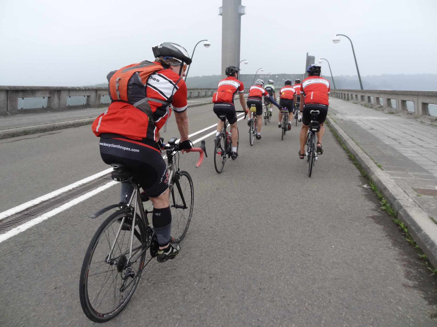 traversée du pont par les cyclistes